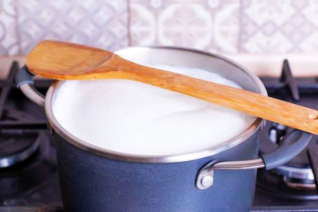 How to avoid liquids from boiling over while cooking? Here is the perfect method.