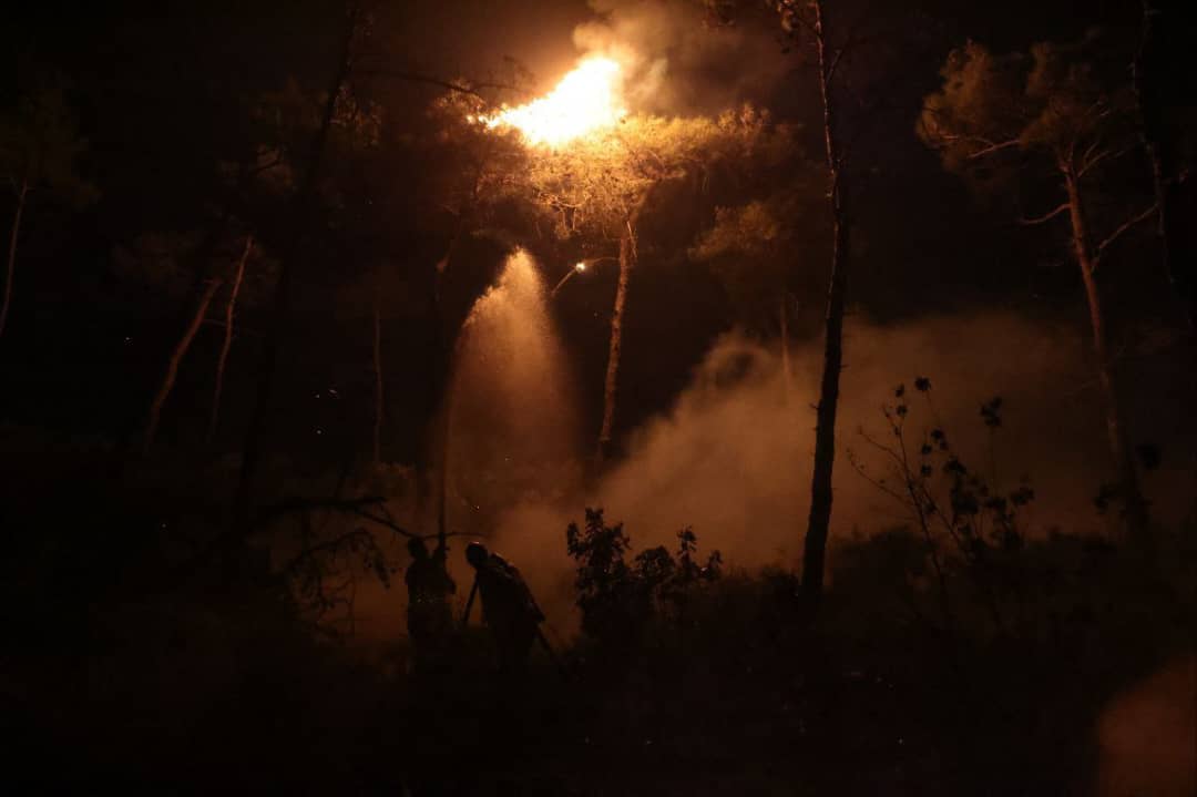 The Syrian Civil Defense continues its efforts to extinguish the fires in Jabal al-Turkman in the countryside of Latakia.