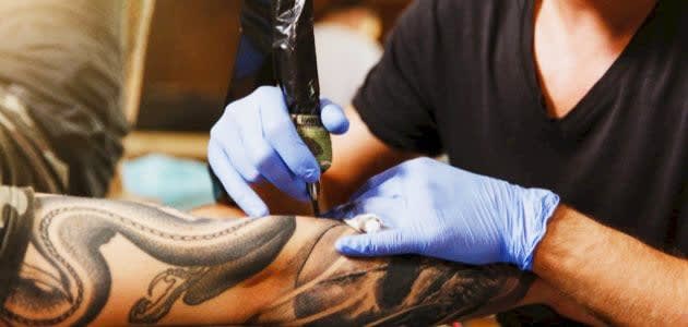 Avertissement médical : Des bactéries dangereuses dans certaines encres de tatouage provoquent des infections permanentes.
