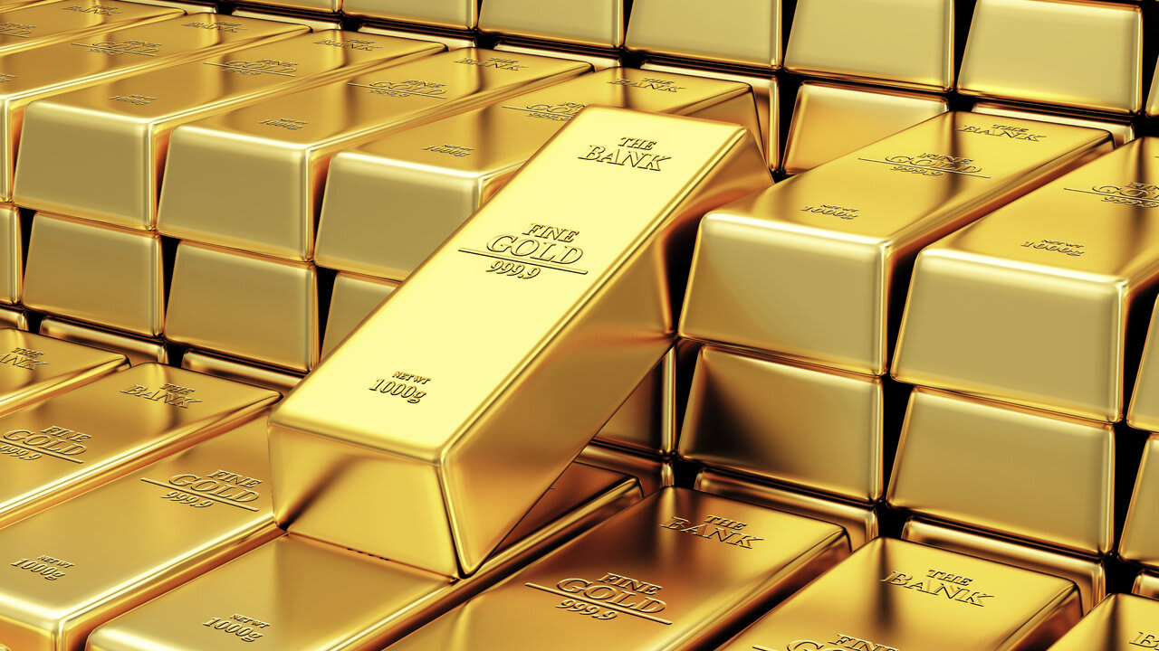 La baisse des prix de l'or atteint son plus bas niveau mensuel au milieu de l'attente de données économiques et de développements politiques.