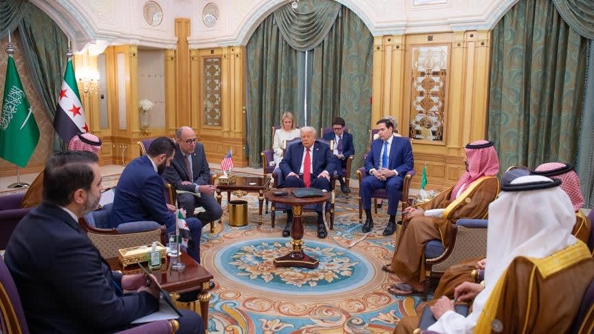 تقرير: إعلان ترامب رفع العقوبات عن سوريا يفاجئ الإدارة الأمريكية
