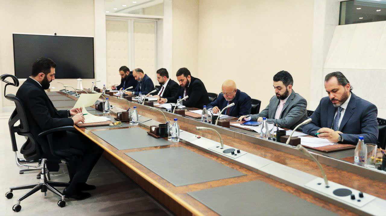 Başkan Ahmed El Şer'a, Suriye ekonomisini güçlendirmek için yeni yatırım yasasını tartışıyor.