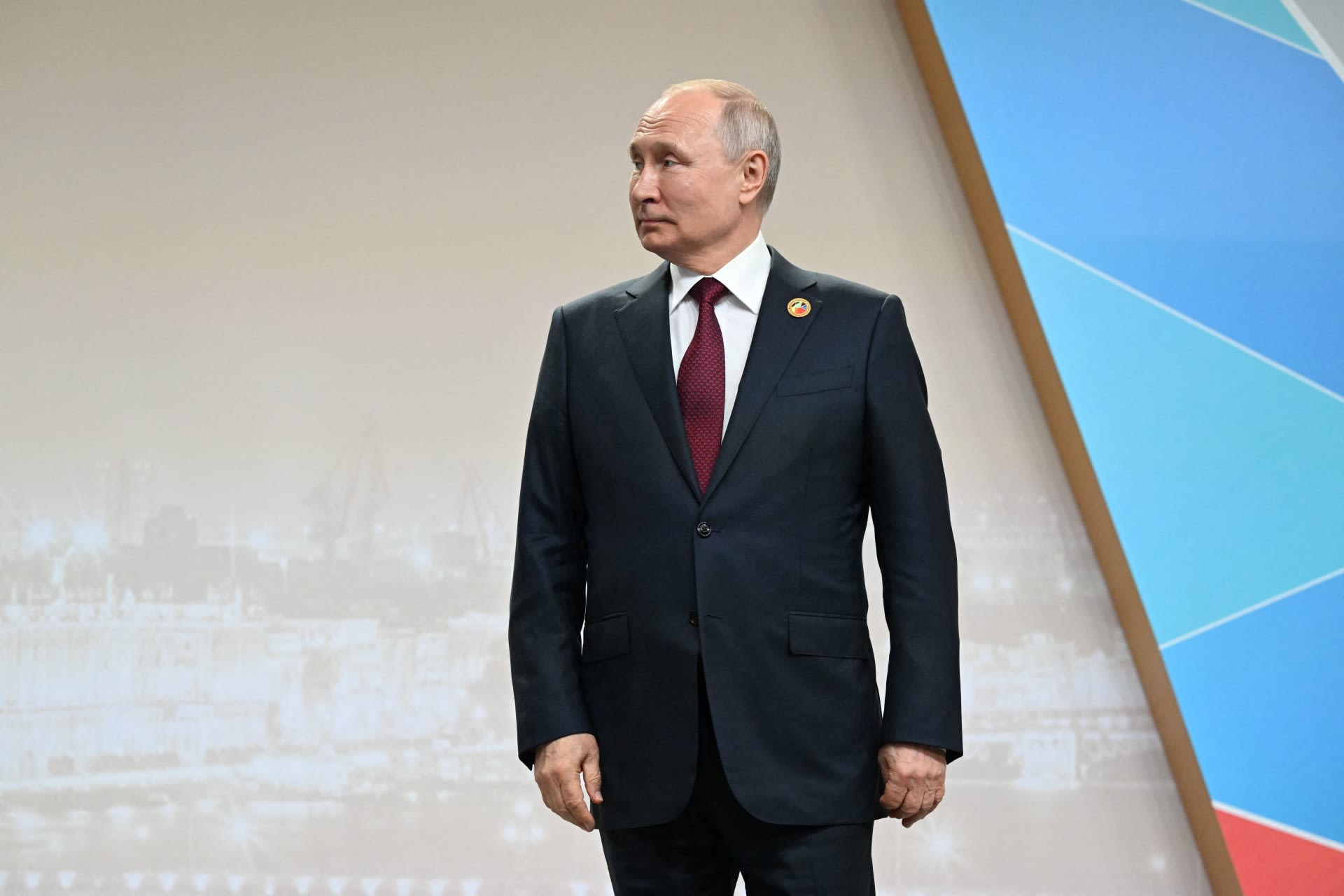 Putin besucht die Region Kursk an der ukrainischen Grenze und informiert sich über die Bemühungen zur Minenräumung.