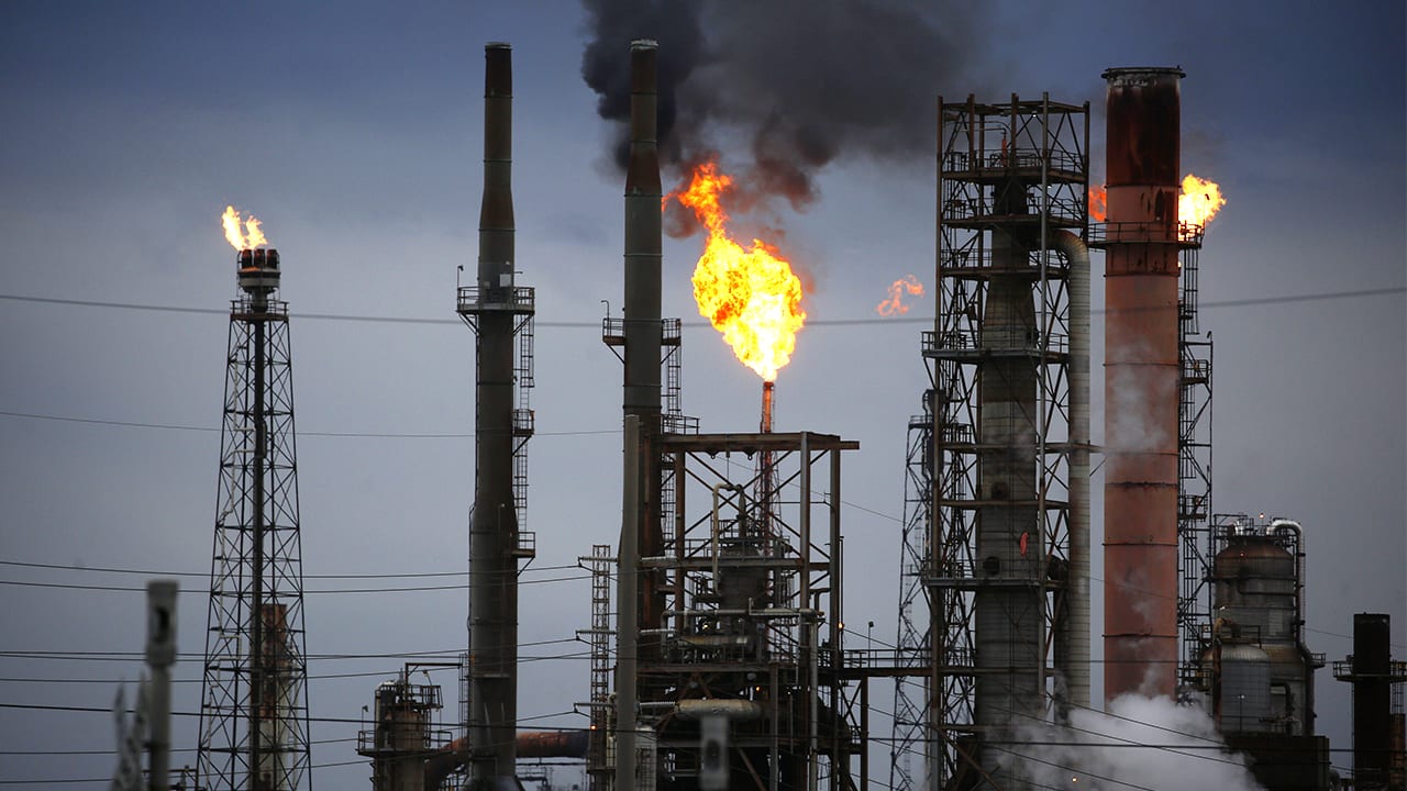 Oil prices are slightly rising as we await developments in the Iranian file and an increase in US inventories.