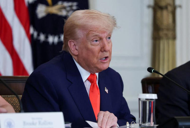 Trump AB'ye ve Apple şirketine gümrük vergisi koyma tehdidinde bulunuyor.