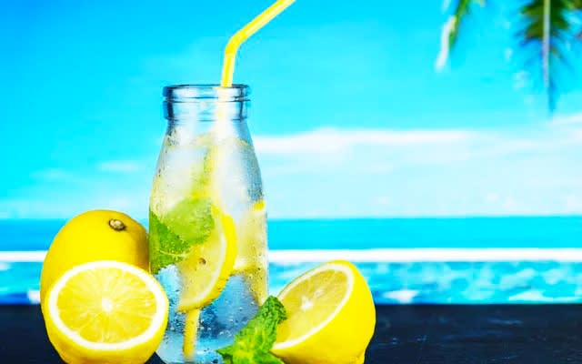 Comment boire de l'eau avec du citron affecte-t-il votre estomac et vos dents ?