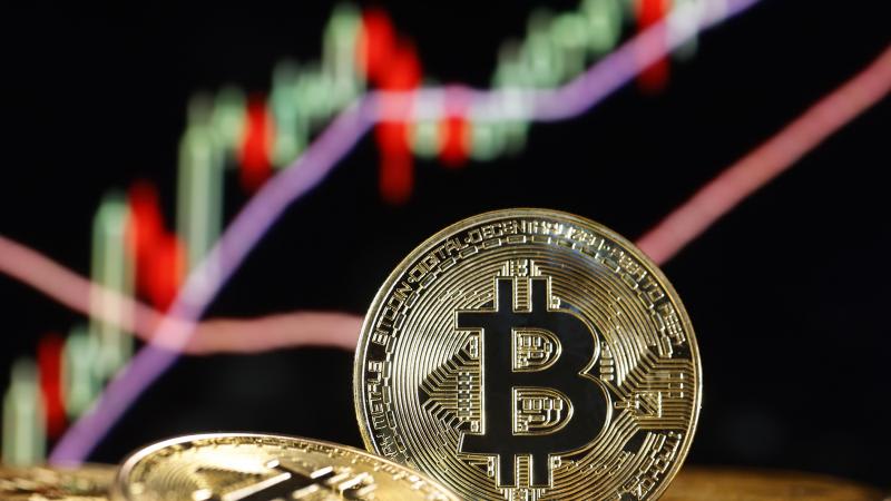Bitcoin resumes its rise after a slight decline.. with expectations to surpass $200,000 by the end of 2025.