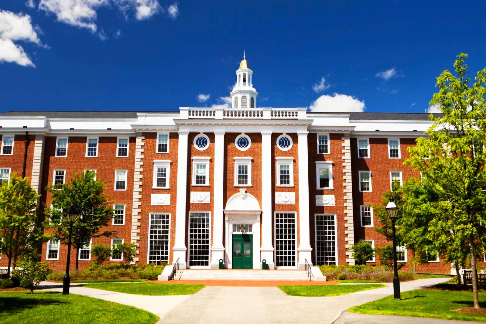 Trump intensifica el conflicto con las universidades al retirar 3 mil millones de dólares en subvenciones de Harvard.