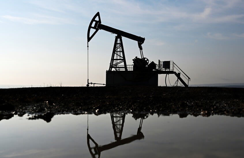 El aumento de los precios del petróleo con las restricciones estadounidenses más estrictas a las exportaciones de Venezuela.