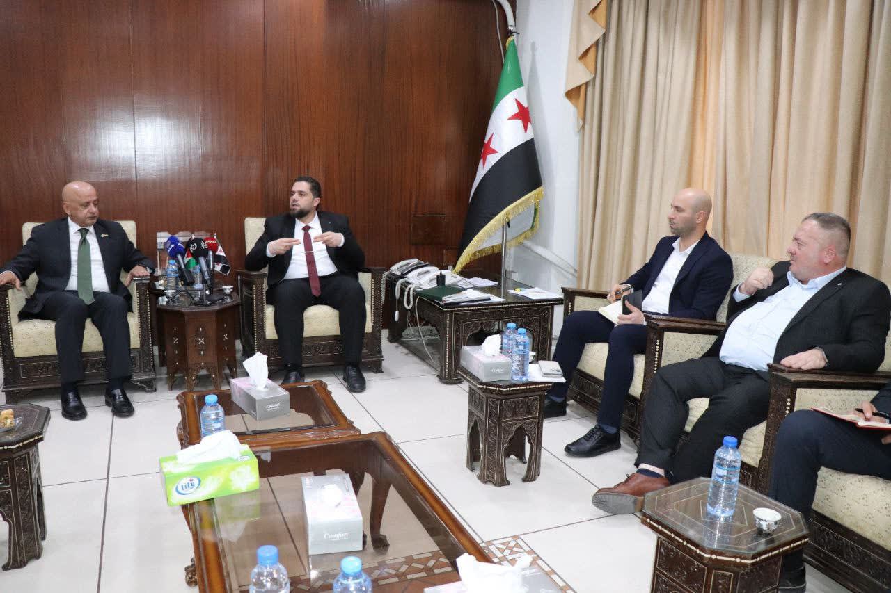 El Ministro de Obras Públicas discute con contratistas jordanos las oportunidades de contribuir en el proceso de reconstrucción de las áreas afectadas en Siria.