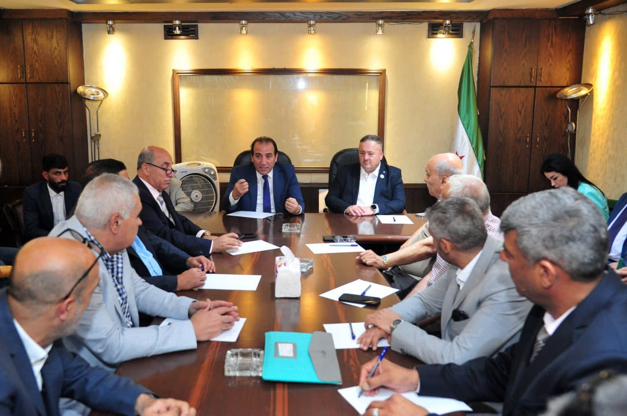 Der Präsident der syrischen Bauunternehmer diskutiert mit einer Delegation aus dem jordanischen Handels- und Bauwesen den Austausch von Ingenieur- und Baufachkenntnissen.