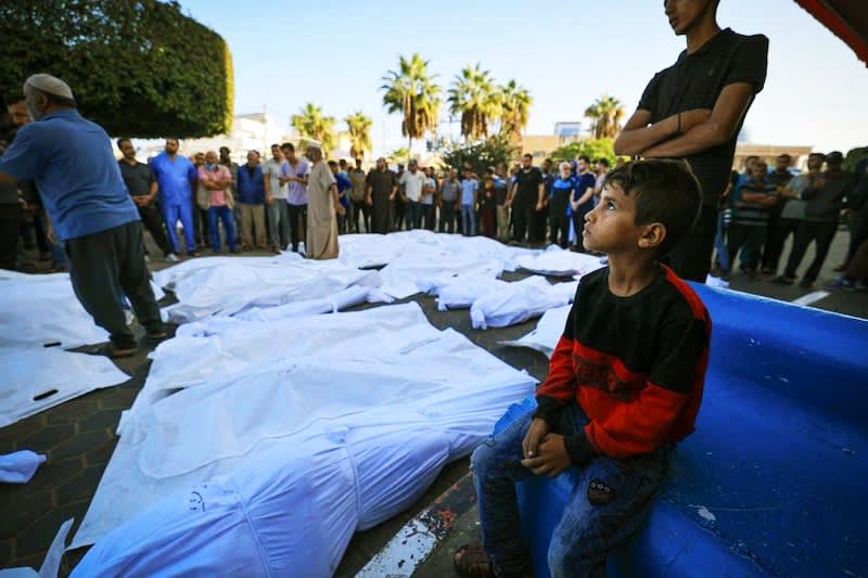İsrail'in Gazze'ye düzenlediği saldırılarda bir aile de dahil olmak üzere 44 kişi öldü.