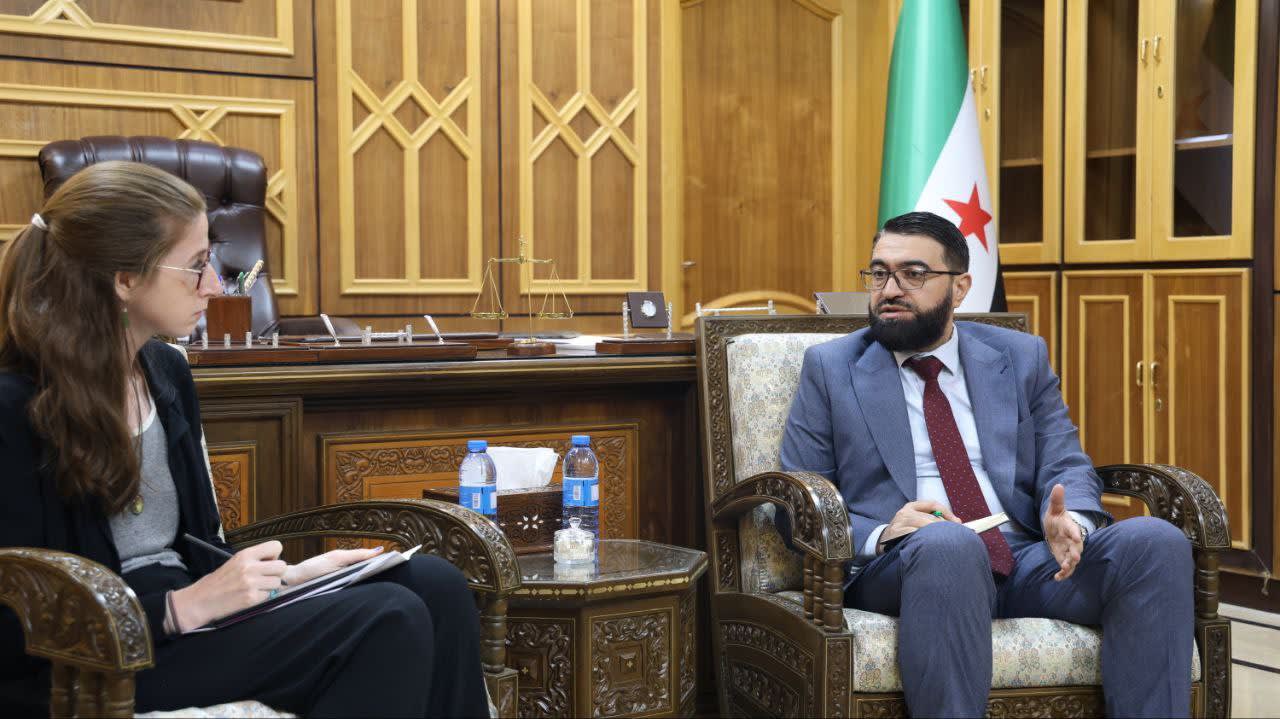 Suriye Adalet Bakanı Şam'da Uluslararası Af Örgütü heyetini kabul ediyor.