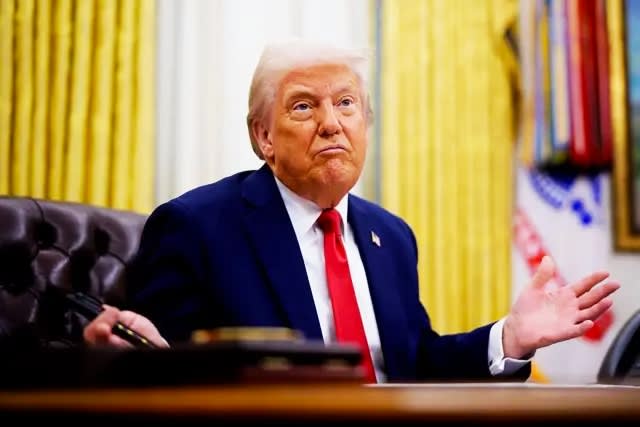 Trump lehnt die Abschaffung der Zölle ab und lobt Elon Musk an seinem letzten Tag im Amt.
