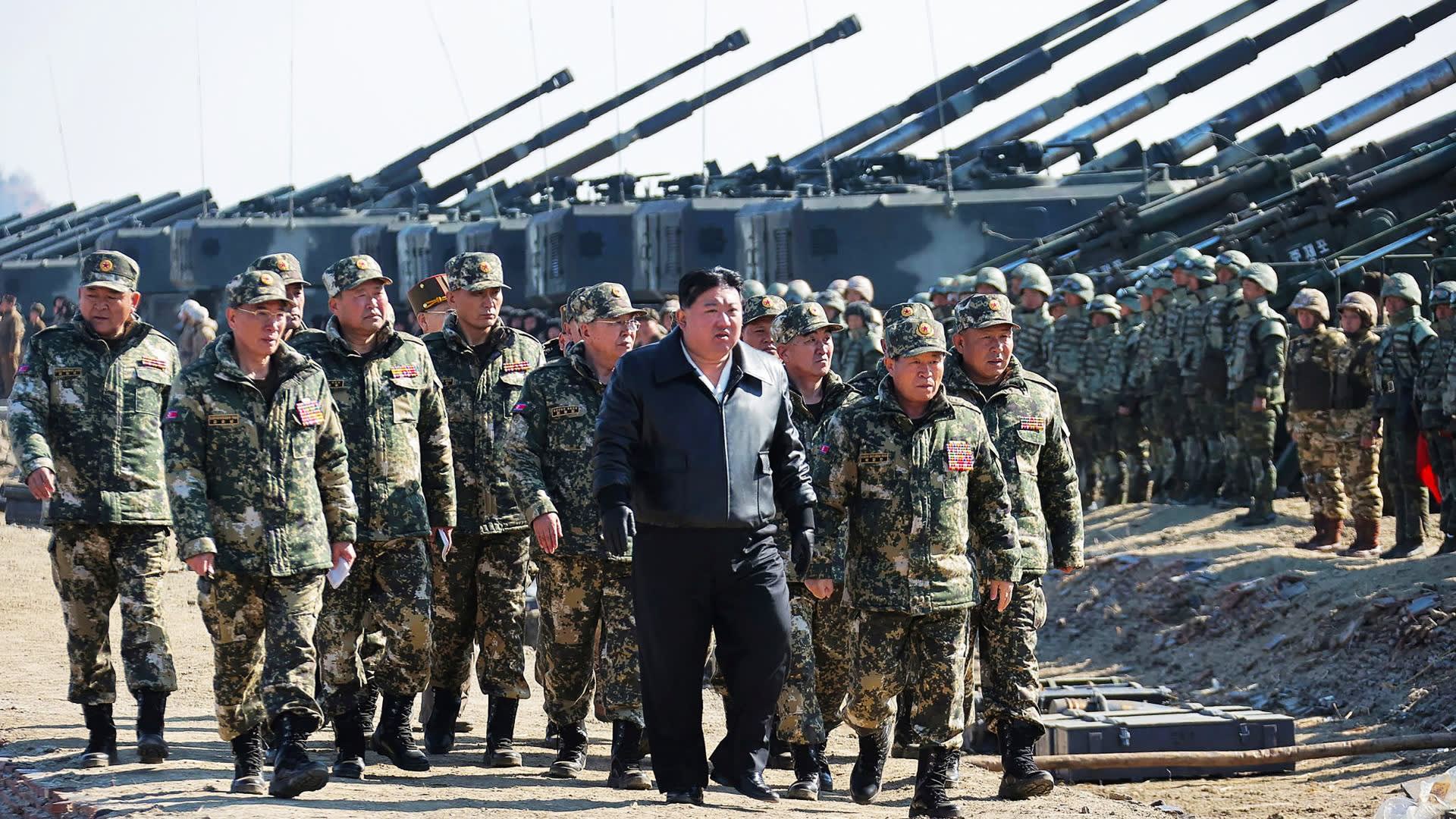 Kim Young Un declara el año 2025 como el año del entrenamiento militar y supervisa competencias de artillería.