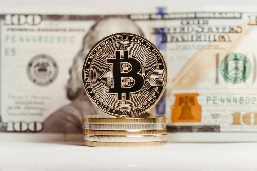 انخفاض البتكوين دون 105 آلاف دولار مع تصاعد المخاوف التضخمية