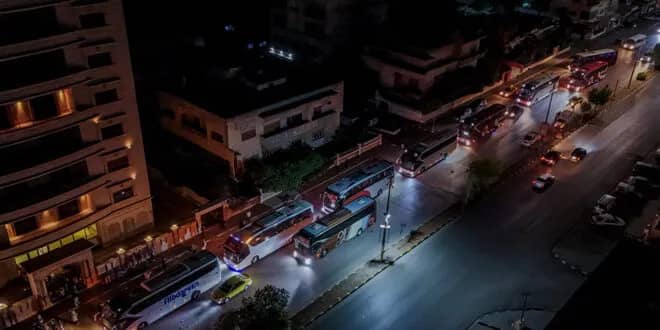 Les habitants de Homs accueillent le deuxième convoi des rapatriés des camps de réfugiés en Jordanie.