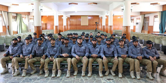 Damas assiste à la graduation de la première promotion de la police touristique pour soutenir la sécurité et les services touristiques.