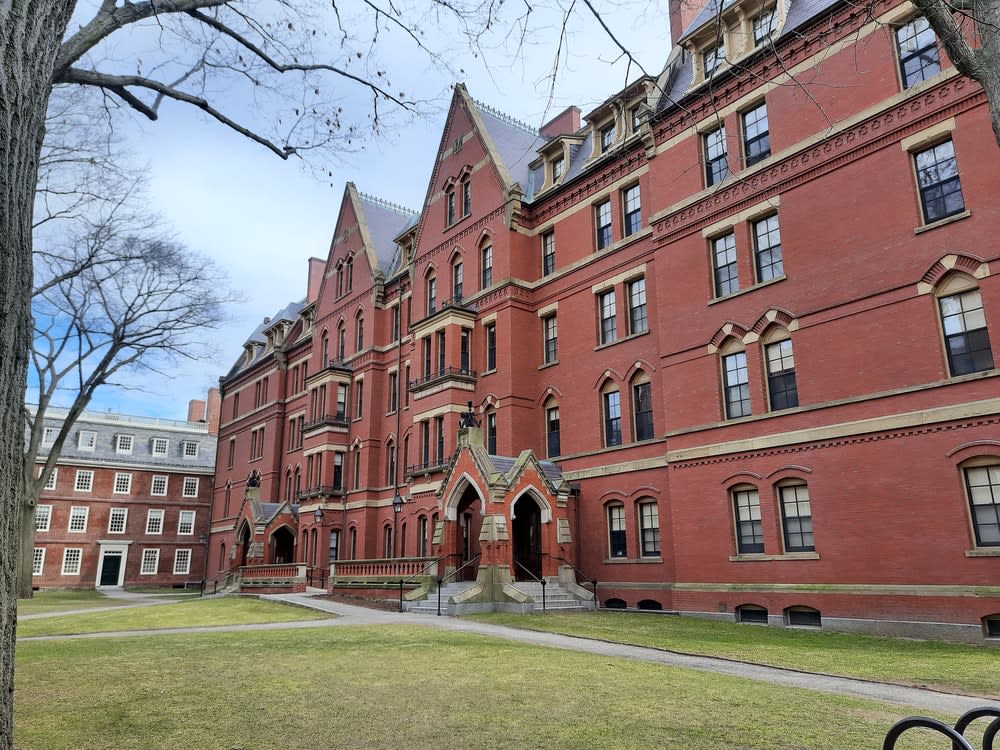 Die Harvard-Universität legt Einspruch gegen die Einfrierung ihrer Forschungsgelder ein und fordert die Aufhebung der Entscheidung.