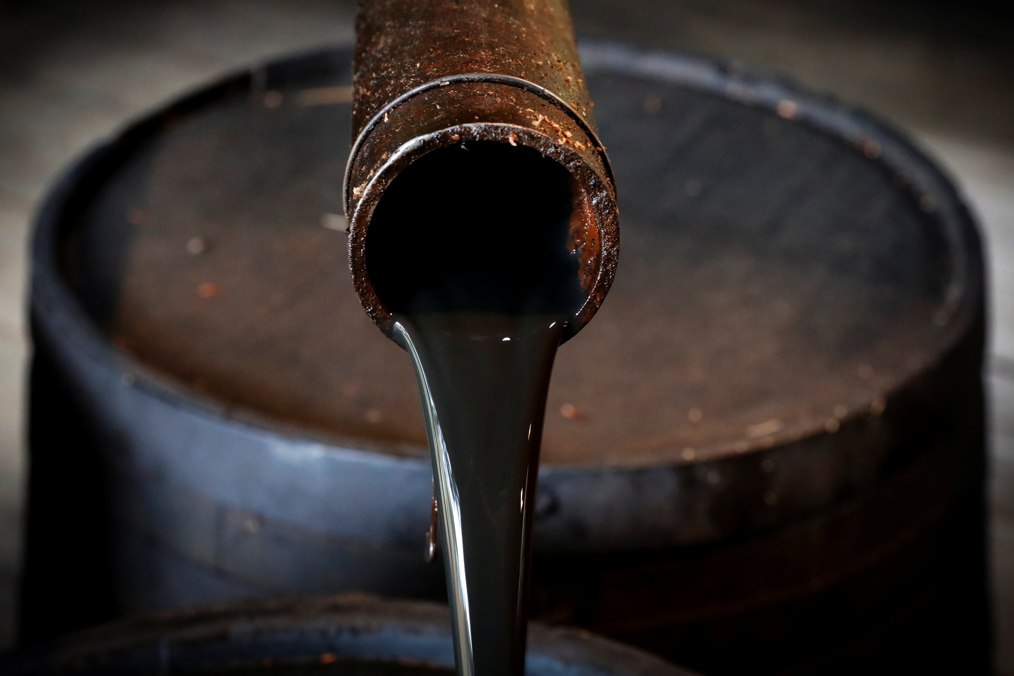 La caída de los precios del petróleo se debe al aumento de las reservas estadounidenses y a la reducción de precios de Arabia Saudita.