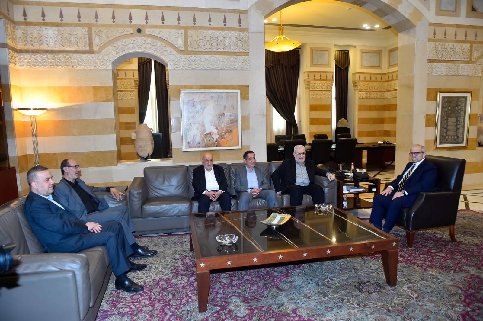 Hizbullah ve Lübnan Başbakanı arasındaki buluşma: Saldırıların durdurulması ve yeniden inşa önceliklidir.