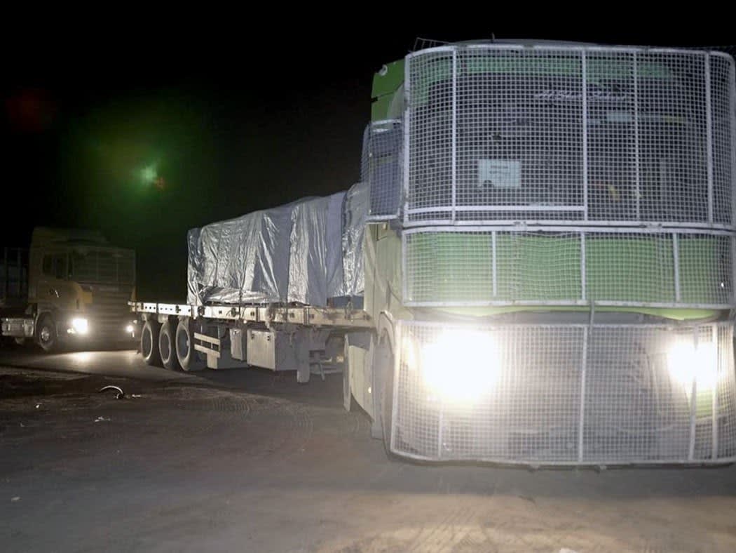 "1039 ton yük ile yüklü".. Kuşatılmış Gazze Şeridi'ne yardım konvoyu giriyor.