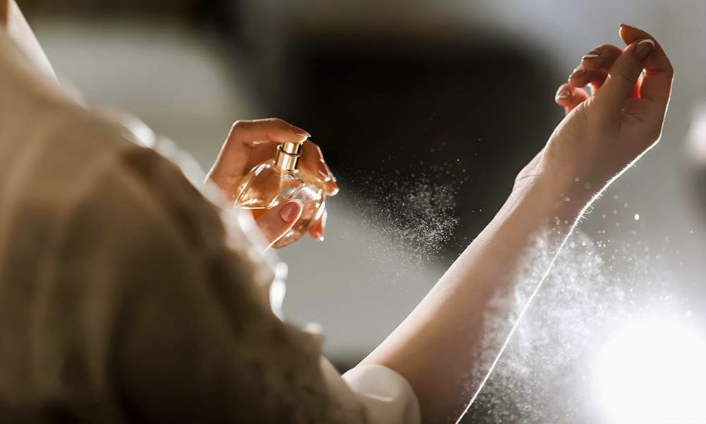 How to make your perfume last all day? Golden tips with easy steps.