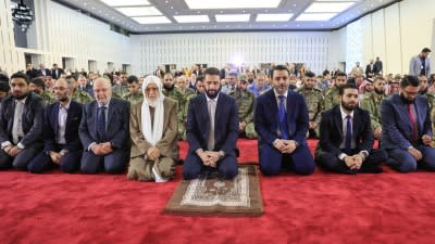 הנשיא الشرعي מתפלל صلاة عيد الأضحى בقصر الشعب في دمشق.