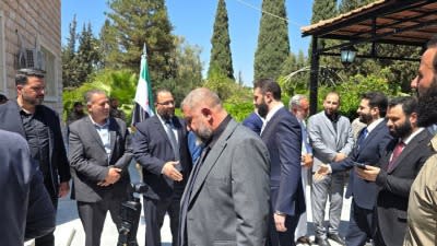 La primera visita desde que asumió la presidencia... Bashar en Daraa.