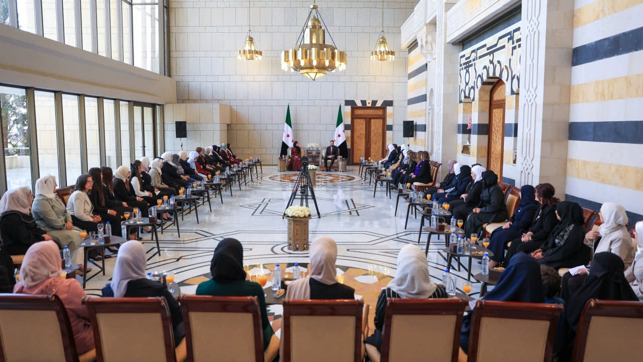 La loi islamique loue le rôle des femmes syriennes lors de sa rencontre avec un groupe de femmes syriennes à l'occasion de l'Aïd al-Adha béni.