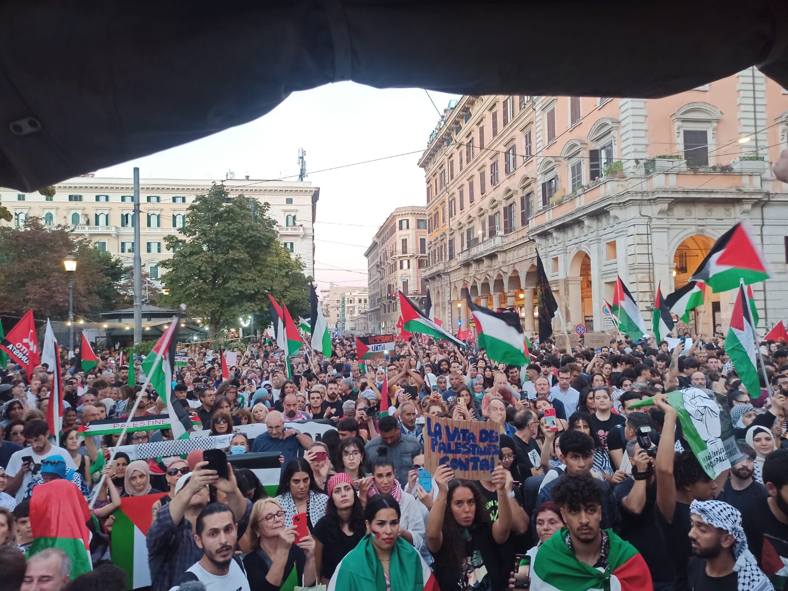 הפגנה עצומה ברומא מדרשת לעצירת המלחמה בעזה