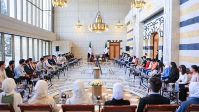شریعت و همسرش با یک گروه از دانشجویان دانشگاه و دانشآموزان دبیرستانی دیدار میکنند.
