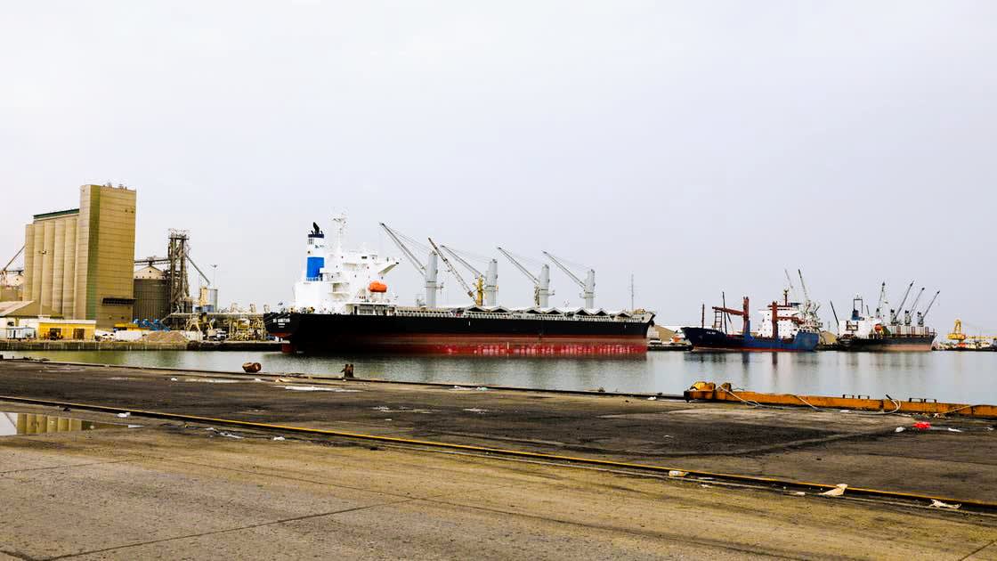 The British Navy warns ships against passing through the port of Hodeidah due to security tensions.