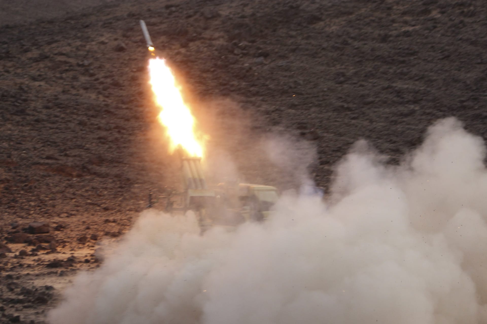 İsrail, Yemen'den fırlatılan bir füzei engellemeye çalışıyor.