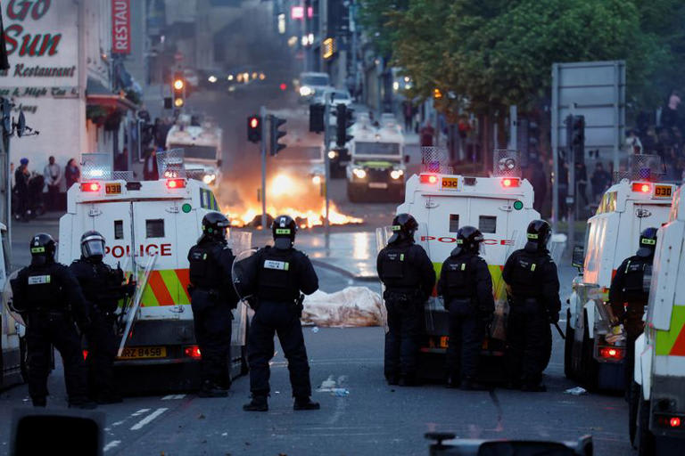 En raison d'une agression sexuelle... des cas d'émeutes et de violence en Irlande du Nord.