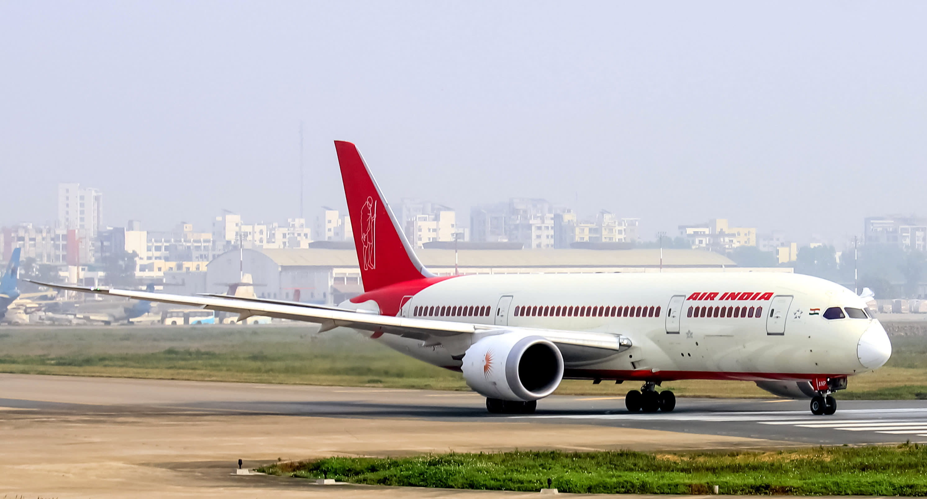 Ein Flugzeug der "Air India" stürzt am Flughafen Ahmedabad ab und der Flugverkehr wird vorübergehend eingestellt.