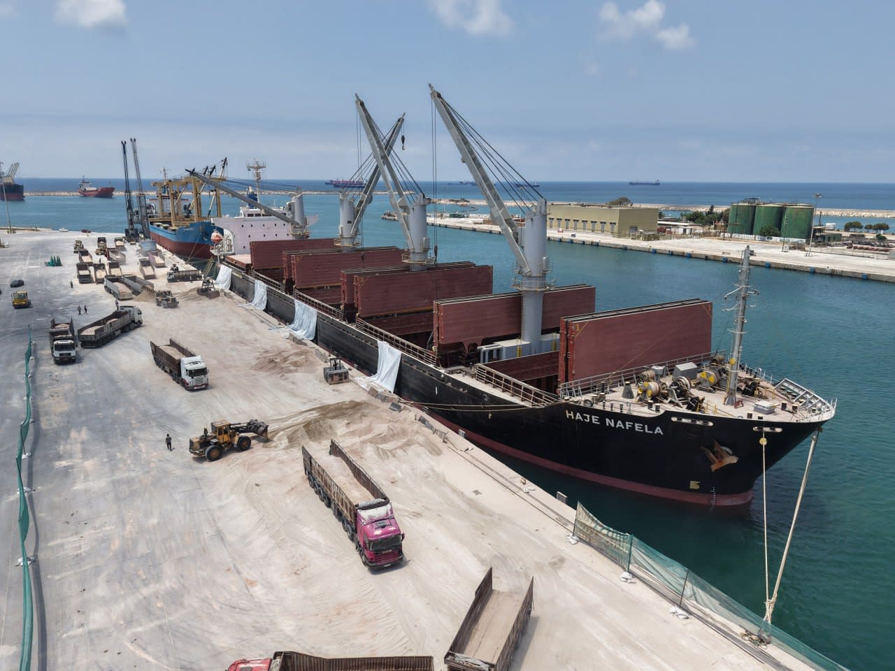 En prévision de leur exportation vers la Roumanie... Début du chargement des deux navires de phosphate au port de Tartous.