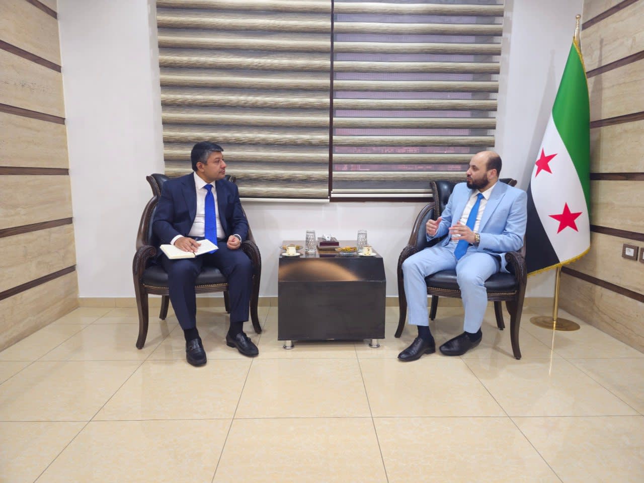 Le ministre de l'Énergie discute avec le chargé d'affaires de l'ambassade azérie à Damas des moyens de coopération dans le domaine de l'énergie.