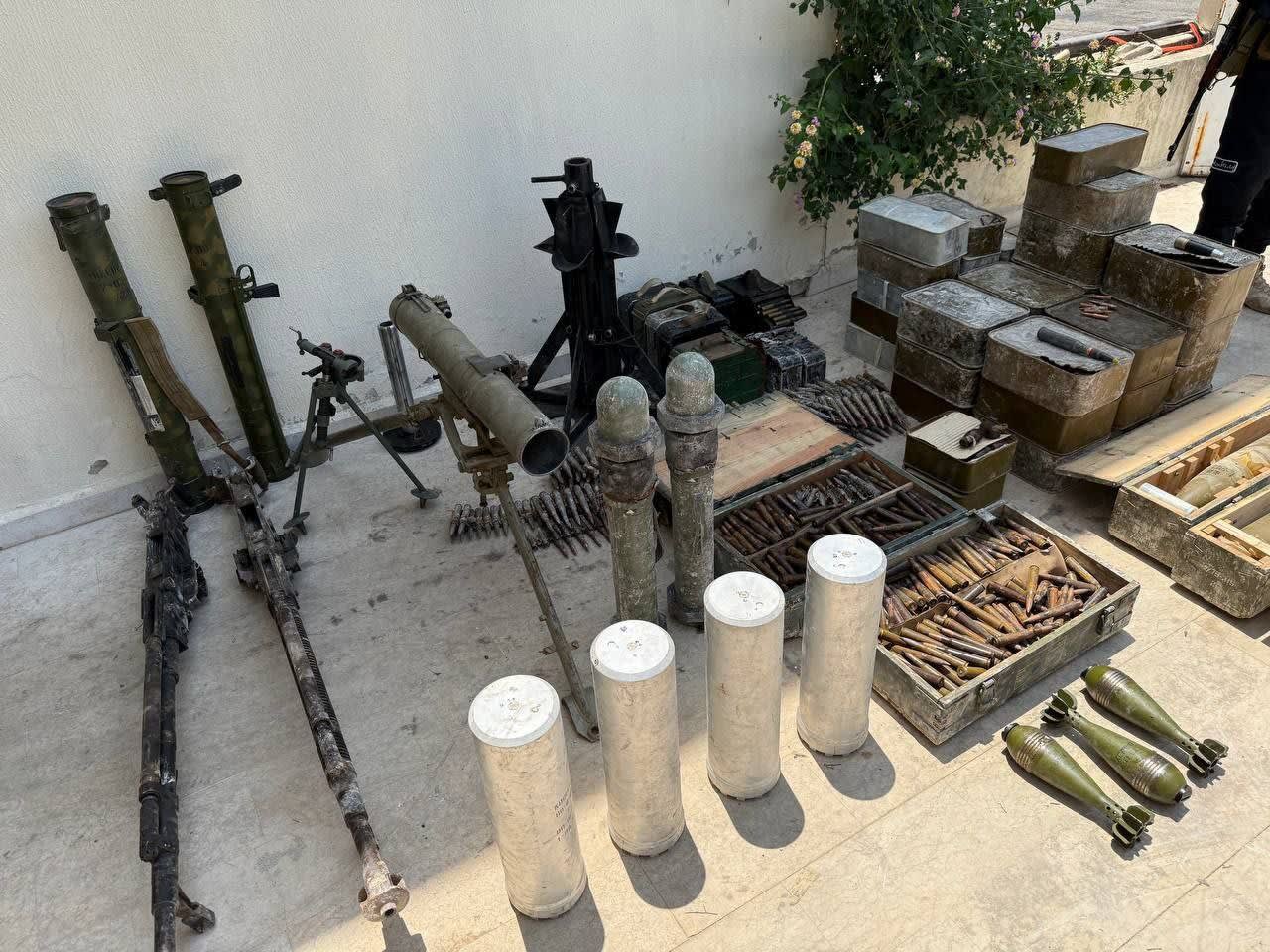 Nach der Befragung eines Gesetzesbrechers... hat die Inlandsicherheit in der Stadt Al-Qardaha ein Lagerhaus mit Waffen und Munition beschlagnahmt.