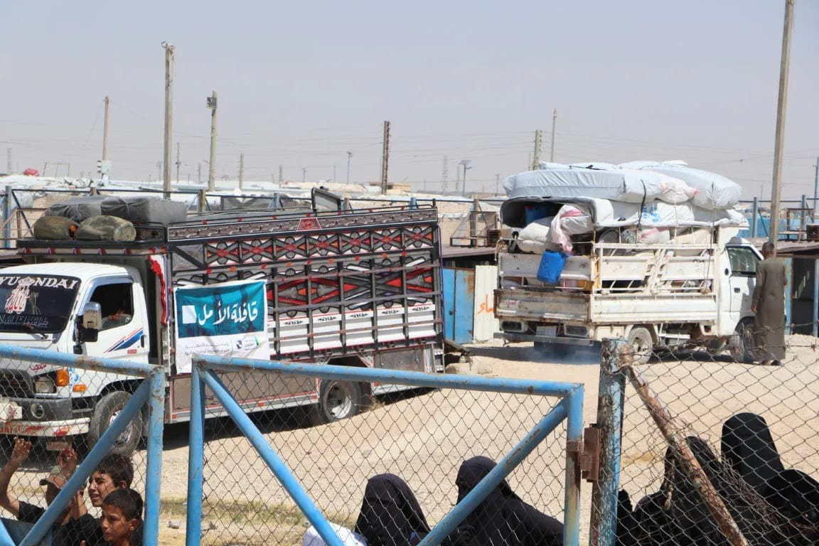 "Die Hoffnungskarawane" transportiert 178 Vertriebene vom Al-Hol-Lager nach Aleppo im Rahmen einer von den Vereinten Nationen unterstützten freiwilligen Rückkehr.