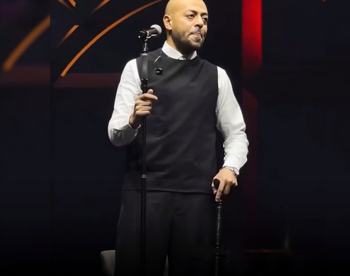 Tamer Ashour erscheint mit Krücken bei einem Konzert in Kuwait und beunruhigt das Publikum.