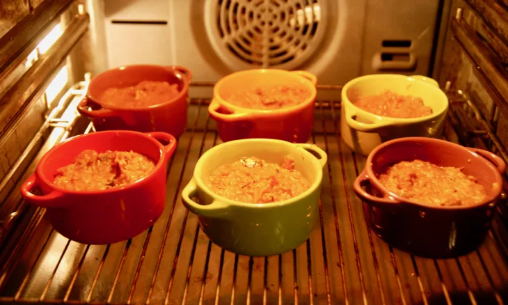 Mit Tomatenpuree versehen, würzen, pürieren, ab in den Ofen ohne Deckel