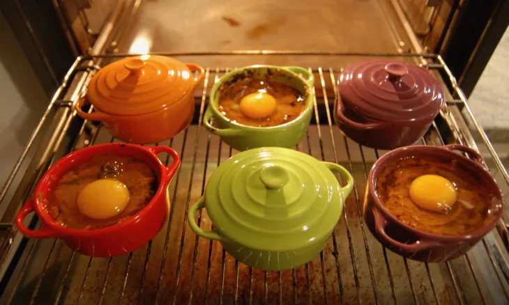 Ei hinzu und ab in den Ofen mit Deckel