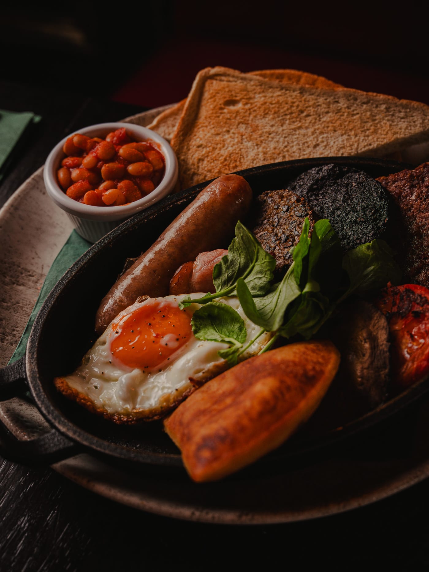 Full Scottish breakfast in the skillet at Ryan’s of Edinburgh