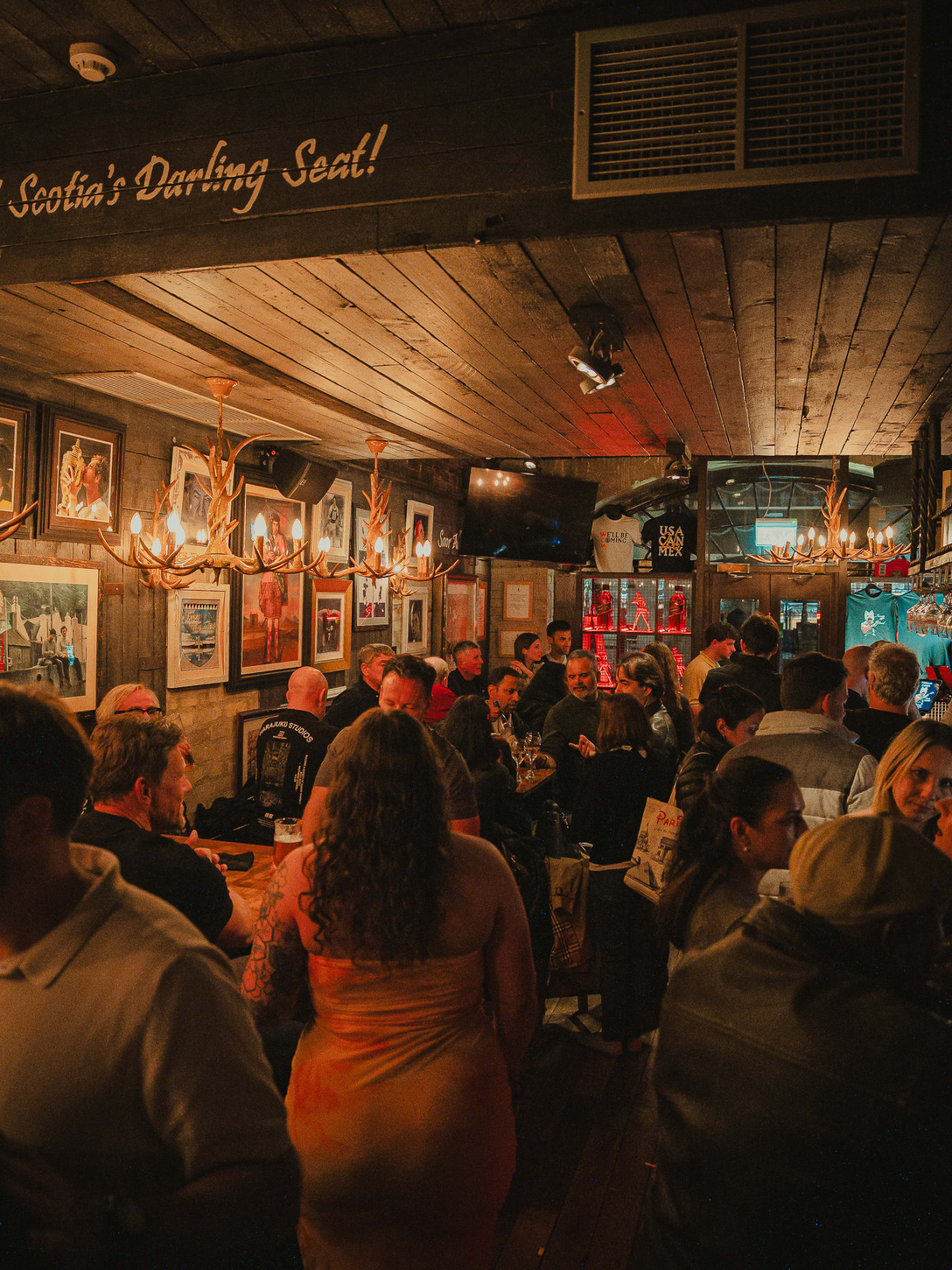 Crowd watching live music at The Piper's Rest