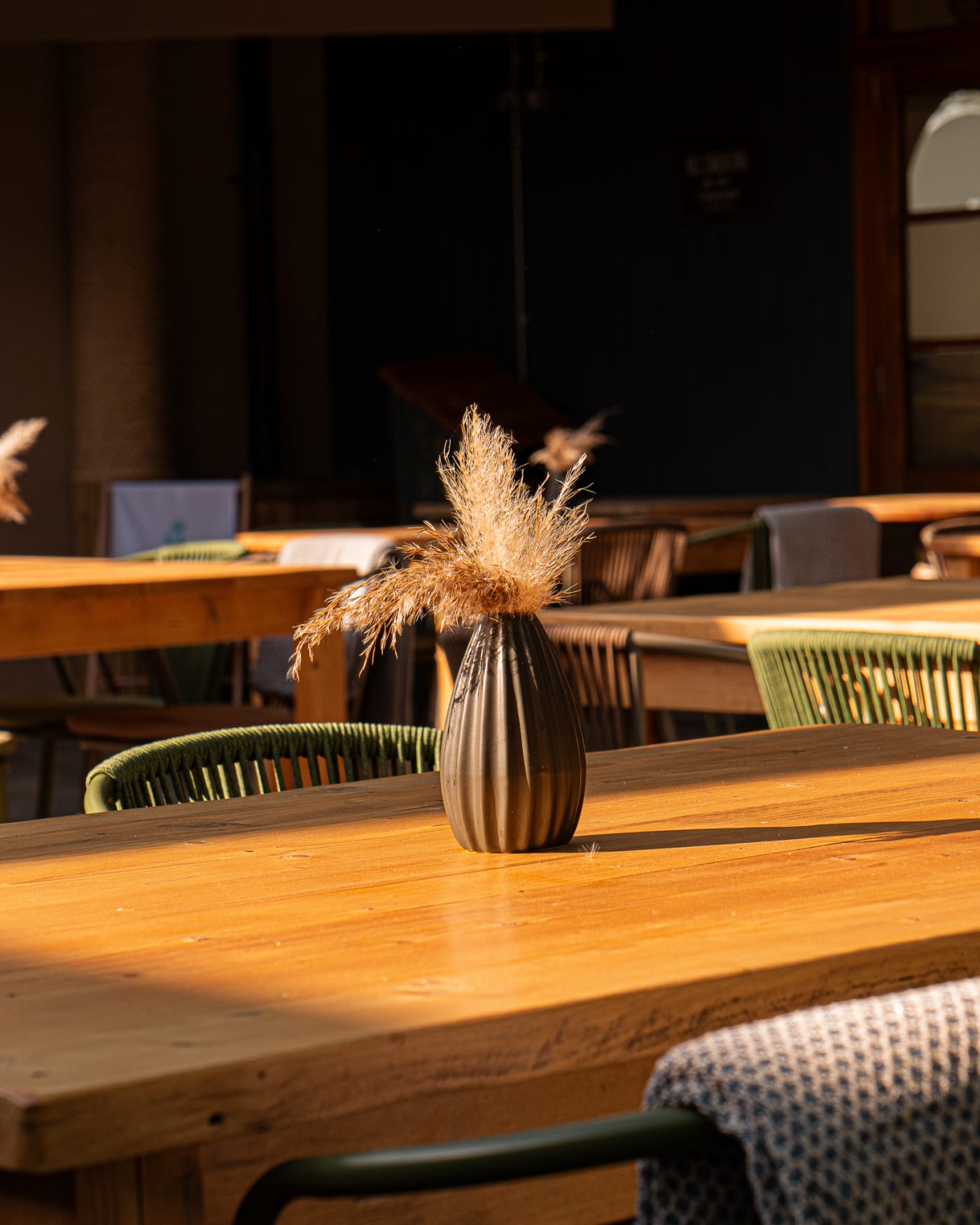 Table setting with dried flowers in The Courtyard at The Ship Inn
