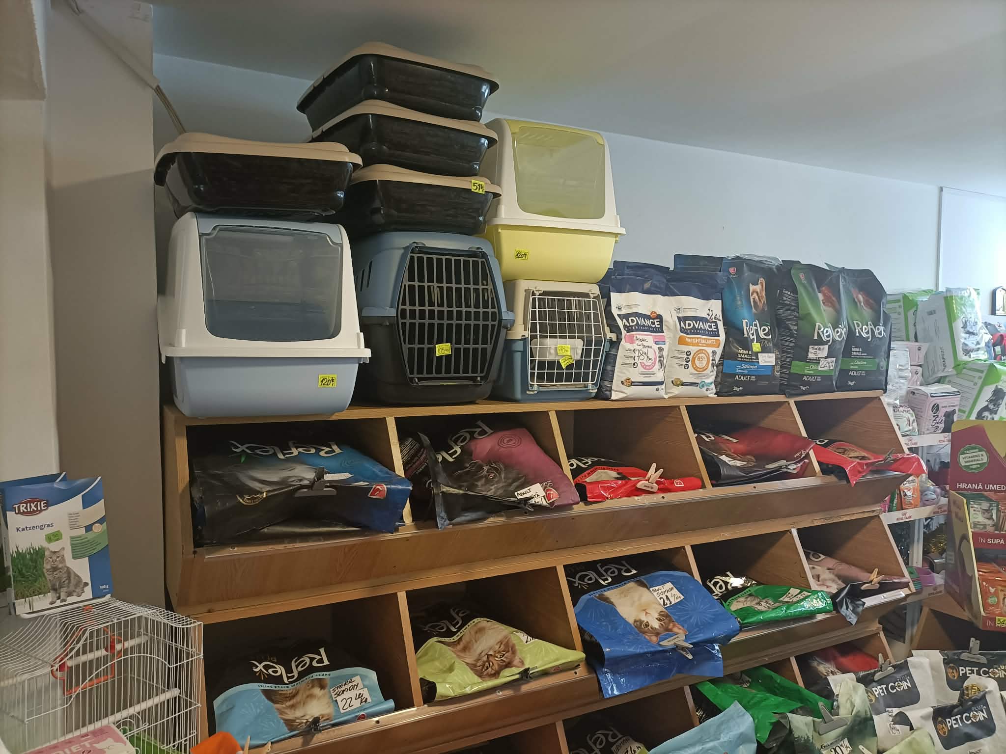 Raft cuști in interiorul magazinului BIBI Pet Shop Brăila