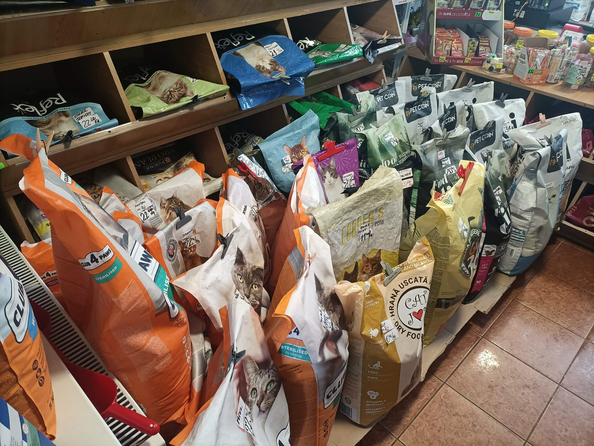 Pungi de hrană uscată pentru câini asezate pe jos într-un petshop din Brăila
