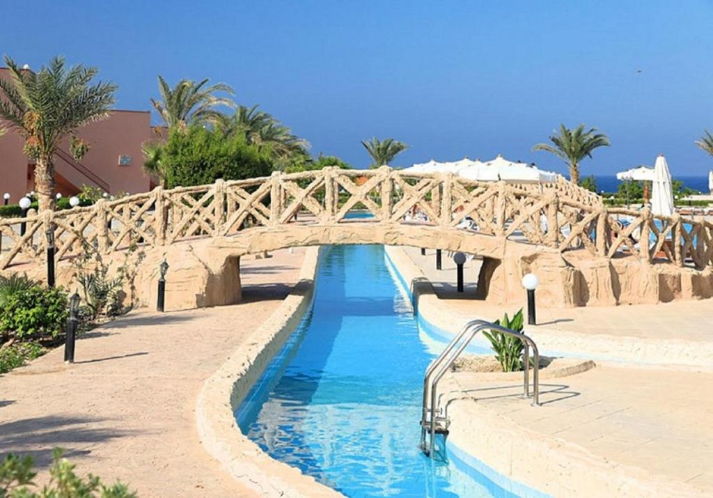 ثري كورنرز هابي لايف — 1