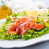 Salata sa dimljenim lososom